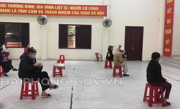 Người hưởng lương hưu nhận lương tại các điểm chi trả trên địa bàn dân cư