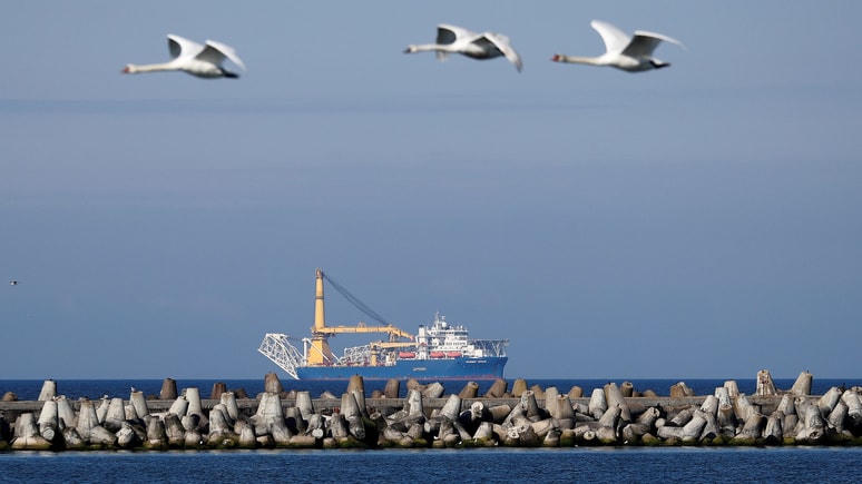 Tàu thi công dự án Nord Stream 2. (Ảnh: Reuters).