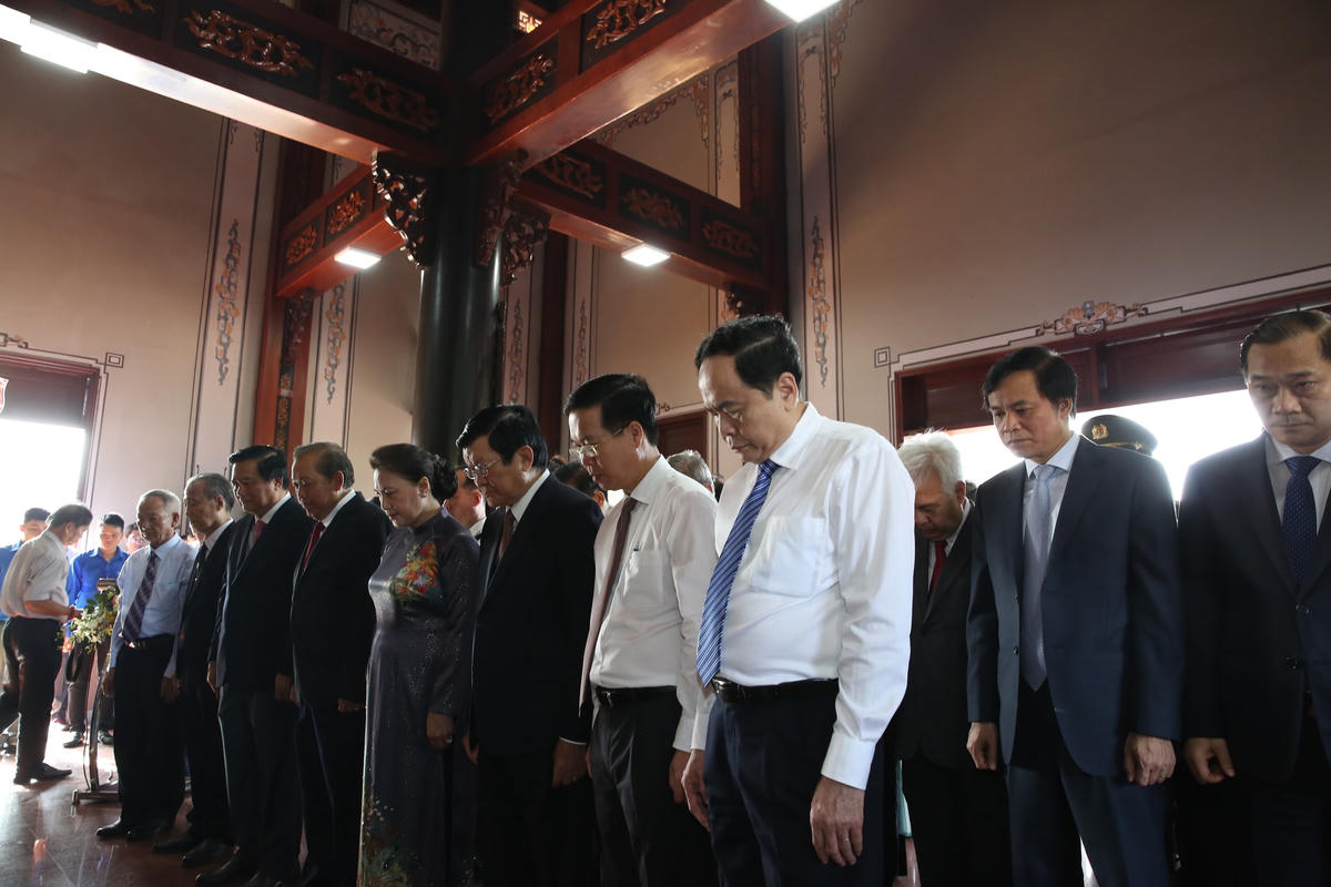 Các vị lãnh đạo, nguyên lãnh đạo Đảng và Nhà nước, Quốc hội, MTTQ Việt Nam tham dự Lễ kỷ niệm, tưởng niệm Luật sư Nguyễn Hữu Thọ tại Khu lưu niệm ông tại Bến Lức, Long An.