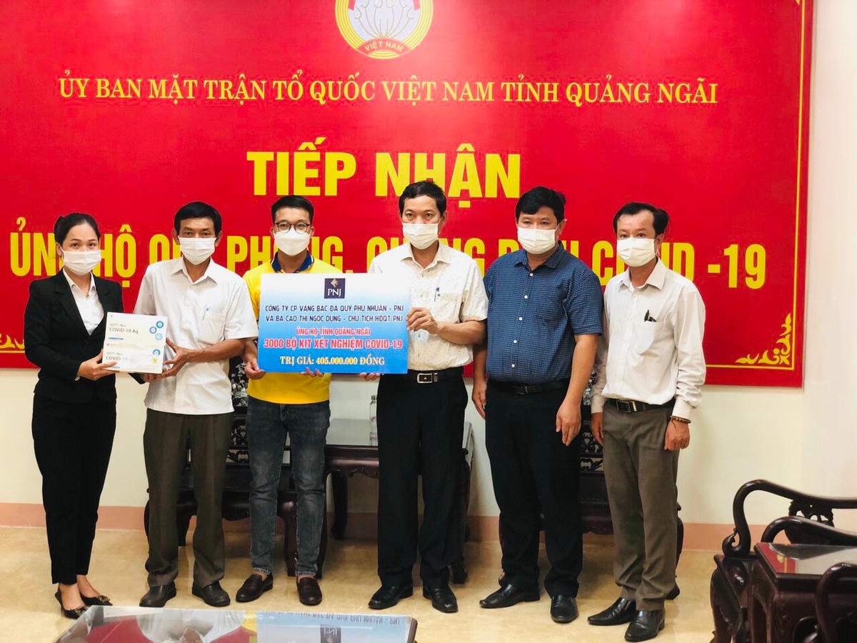 Quang cảnh buổi tiếp nhận hỗ trợ .