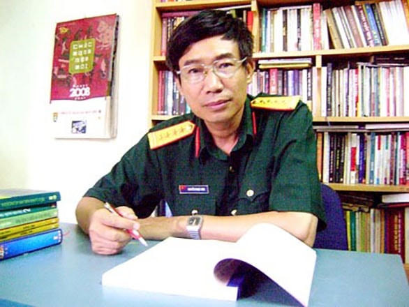 Đại tá, nhà văn Sương Nguyệt Minh.