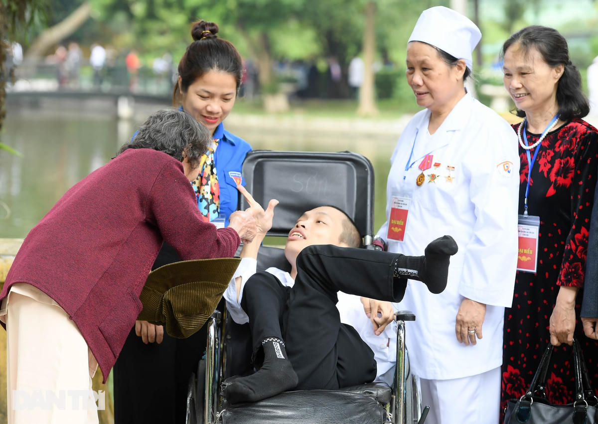[ẢNH] Đoàn 400 tấm gương sáng thầm lặng vì cộng đồng vào Lăng viếng Bác