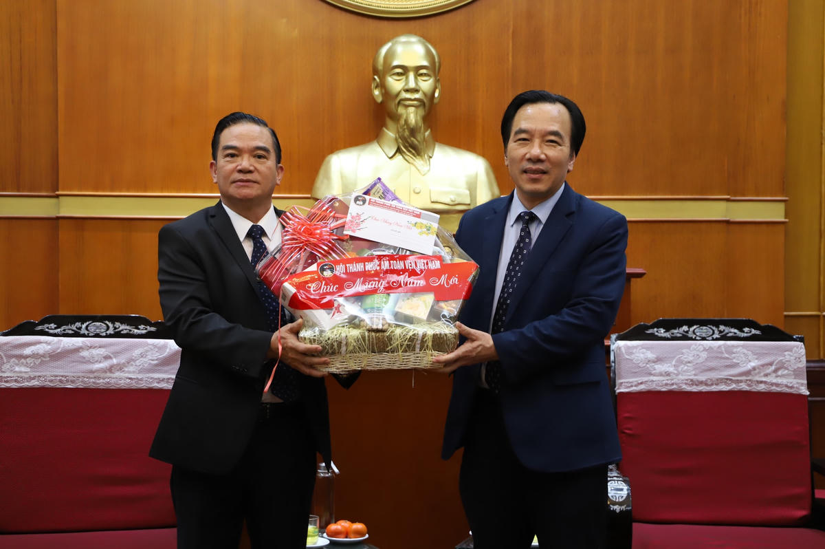 Phó Chủ tịch Ngô Sách Thực thân mật tiếp Hội Thánh Phúc âm toàn vẹn Việt Nam.