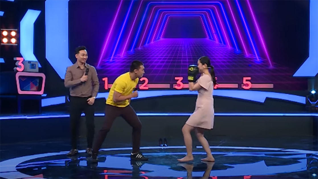 Lâm Vỹ Dạ có màn "đi đường quyền" khiến MC Thành Trung e ngại cho Hứa Minh Đạt.