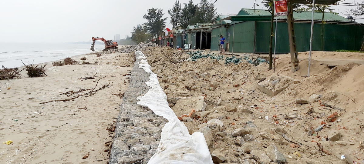Tuyến đường kè bị sóng đánh hư hỏng, hiện vẫn đang khắc phục