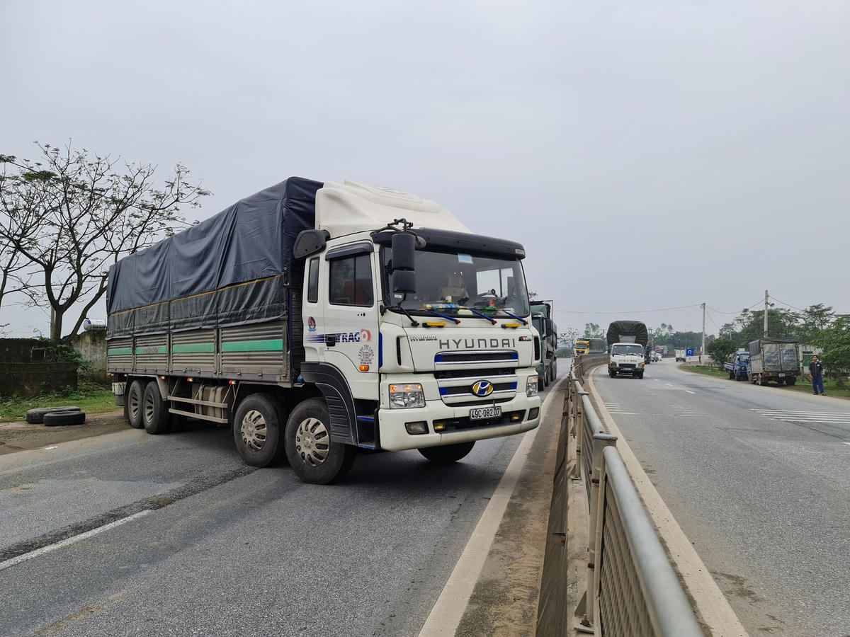 Tài xế yêu cầu phụ xe đánh lái chắn ngang đường, rút chìa khóa xe.