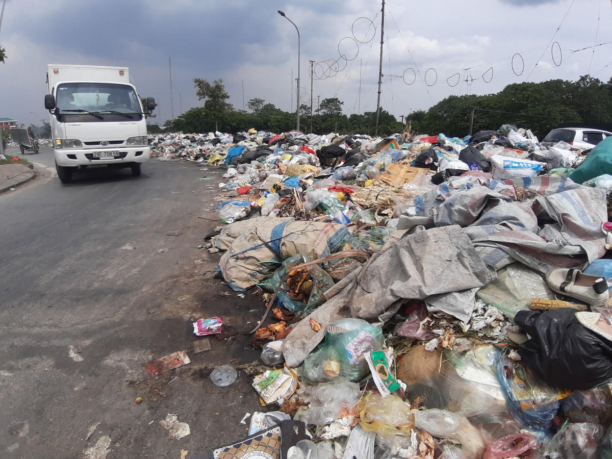Việc phân loại rác thải tại nguồn là rất cần thiết. Ảnh: Quang Vinh.