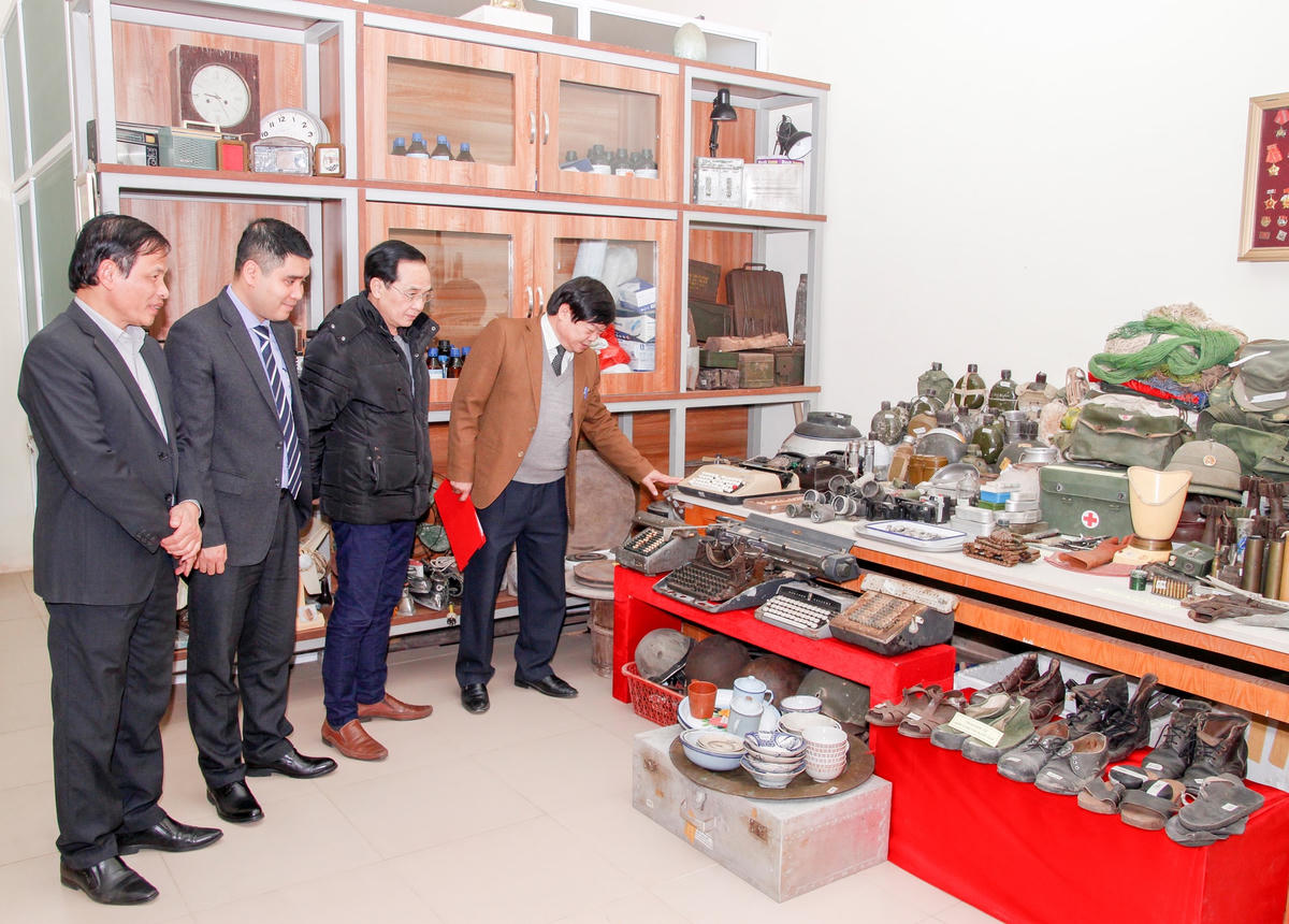 Xem trưng bày, giới thiệu kỷ vật chiến tranh tại Bảo tàng tỉnh Nam Định.  