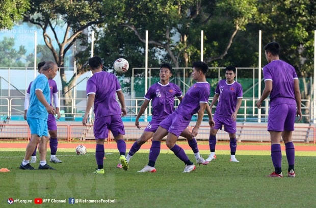 Các cầu thủ Việt Nam luyện tập đá nhỏ với tinh thần thoải mái trước trận gặp Indonesia. (Ảnh: TTXVN phát).