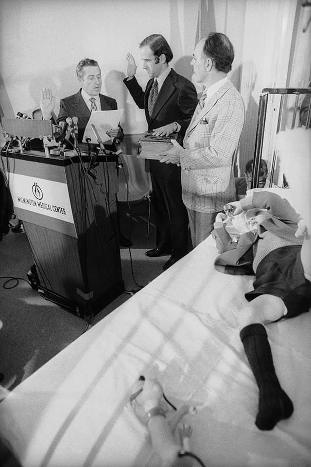 Joe Biden tuyên thệ nhậm chức ngay trong bệnh viện, bên cạnh giường của các con vừa gặp nạn. (Ảnh: Getty).