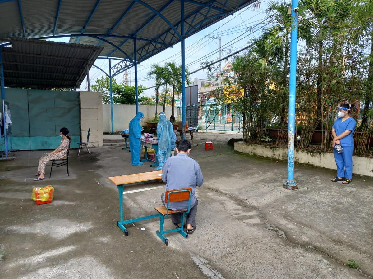 Người dân được tư vấn, thăm khám tại Trạm y tế lưu động. Ảnh: Hà Văn Đạo.