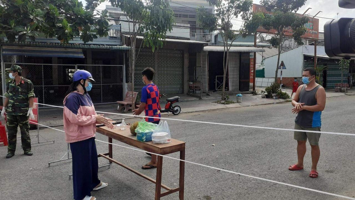 Khu vực cách ly huyện Cầu Kè được kiểm tra nghiêm ngặt. 