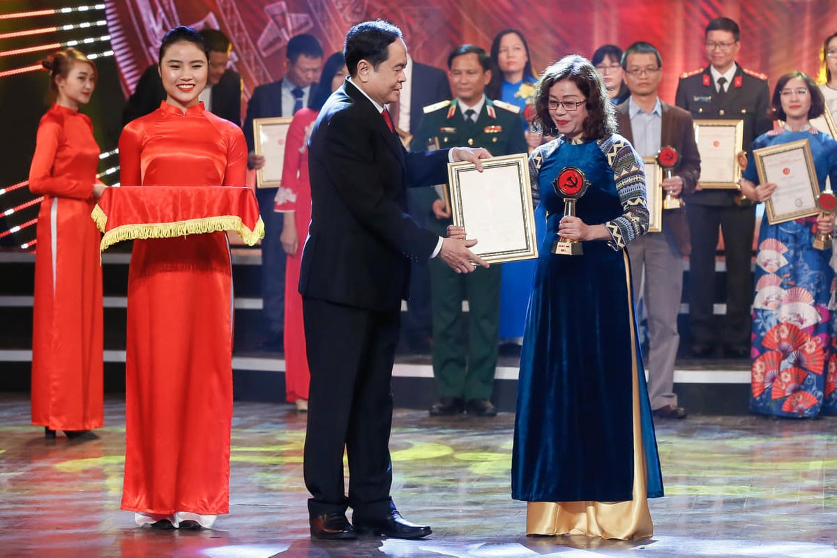 Chủ tịch UBTƯ MTTQ Việt Nam Trần Thanh Mẫn trao giải cho các tác giả đại Giải C. Ảnh: Quang Vinh.  