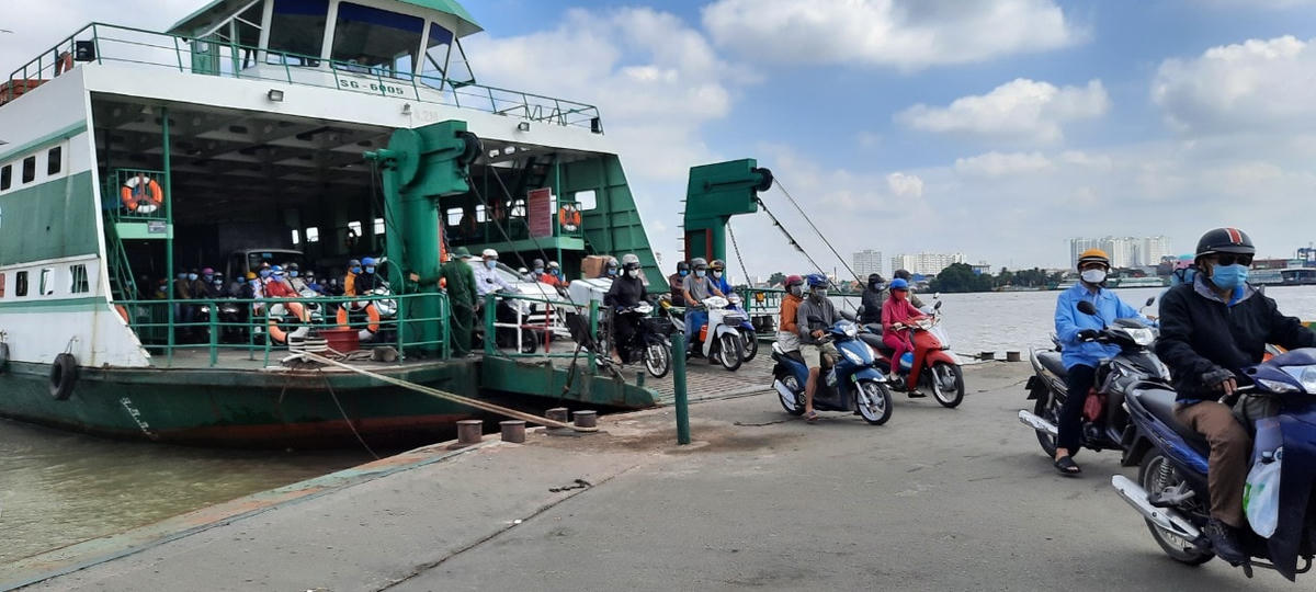 phà Cát Lái (nối TP.Thủ Đức – huyện Nhơn Trạch (Đồng Nai) Hành khách đứng chen chúc nhau  