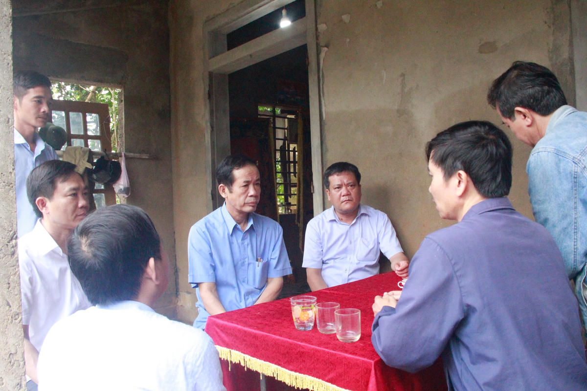 Ông Trần Công Thuật chia sẻ đau thương với người thân của ông Hoàng Thái Nhân.