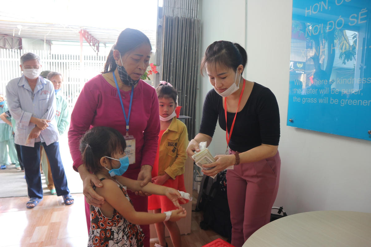 Khách tới mua cơm tại quán Yên Vui.
