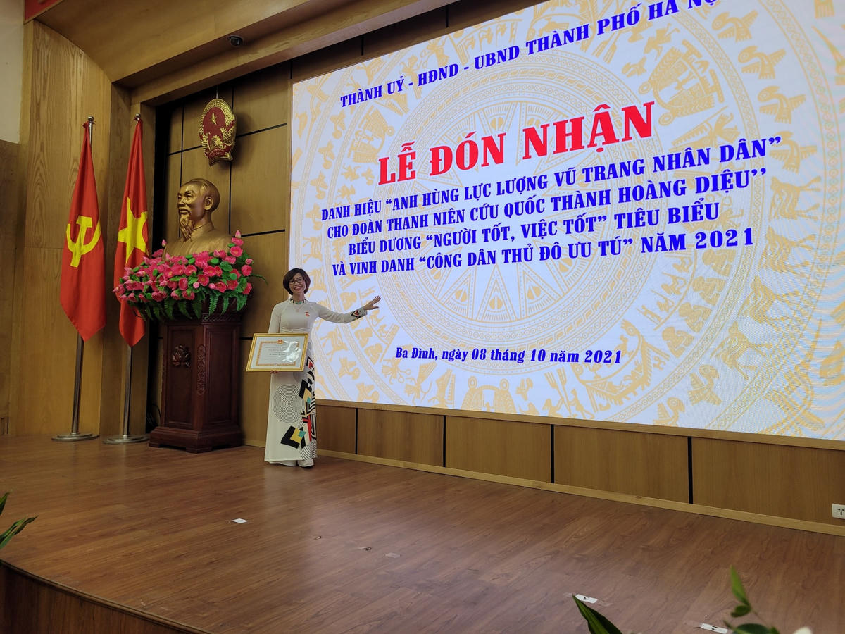 Cô giáo Nguyễn Thị Hồng đã được UBND TP Hà Nội ghi nhận bằng danh hiệu “Người tốt, việc tốt”.