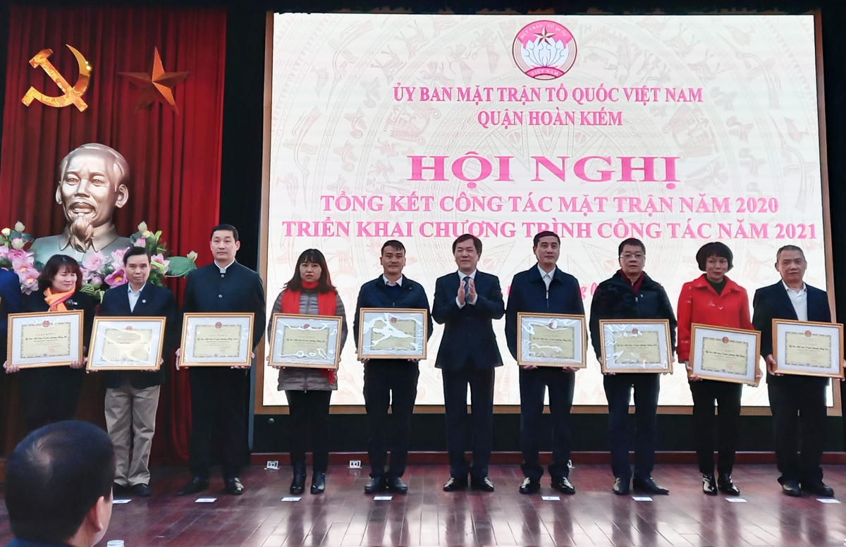 Phó Chủ tịch Ủy ban MTTQ Việt Nam thành phố Hà Nội Đàm Văn Huân trao tặng Giấy khen cho các tập thể, cá nhân có thành tích xuất sắc trong công tác Mặt trận năm 2020.