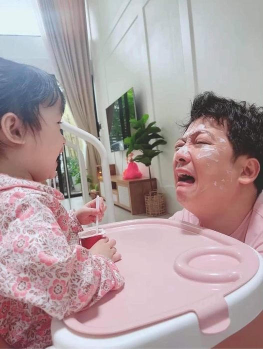 Nghệ sĩ Trường Giang lần đầu cận mặt con gái: “Một ngày làm cha bắt đầu như thế đấy”.