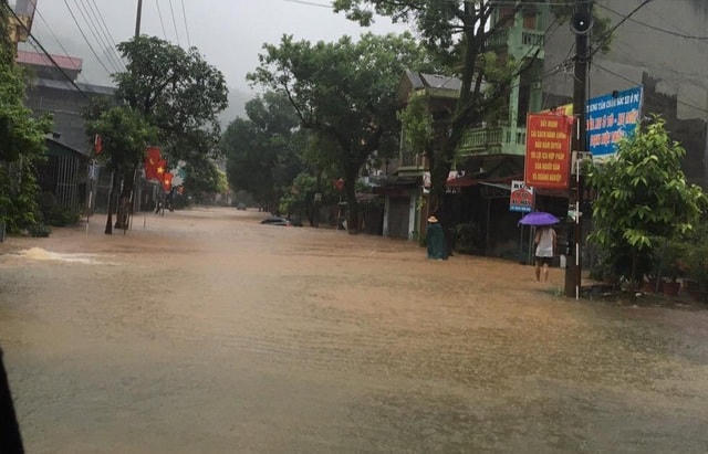 Nhiều tuyến đường khu vực thành phố Hà Giang bị ngập sâu trong nước (Ảnh: Mạnh Thắng).  