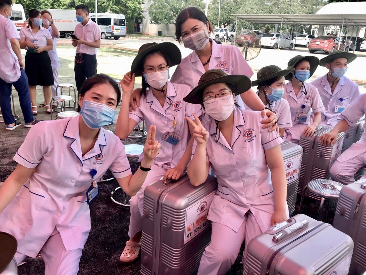 Các y bác sĩ phấn khởi trước giờ xuất quân tiến vào tâm dịch làm nhiệm vụ hỗ trợ TP Hồ Chí Minh đẩy lùi Covid-19.