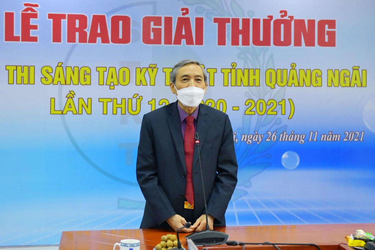 Ban tổ chức trao giải Nhất cho đại diện nhóm tác giả đạt giải.