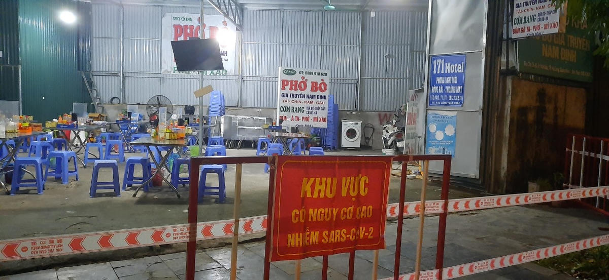 Lực lượng chức năng đã buộc đóng cửa các quán ăn liên quan và đưa nhân viên quán đi cách ly tập trung.