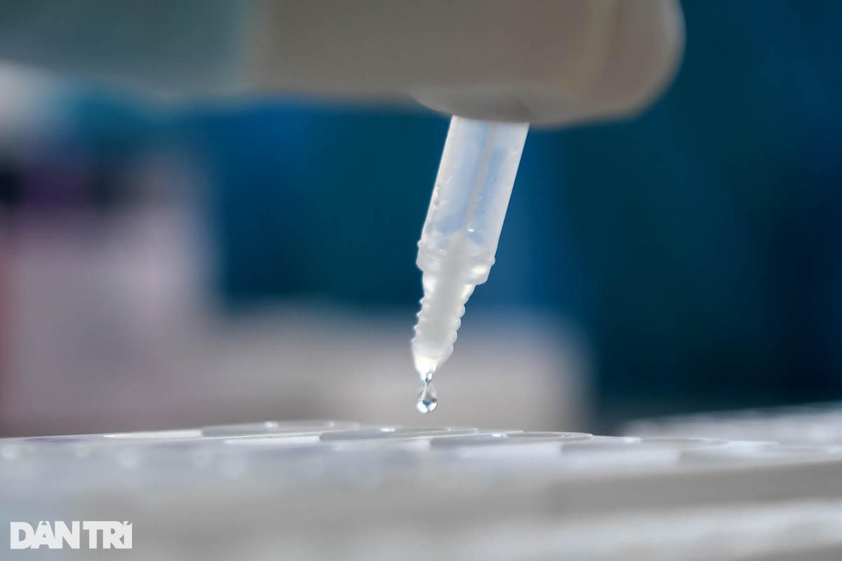 Cận cảnh test nhanh Covid-19 cho khách ra vào Thủ đô ở sân bay Nội Bài