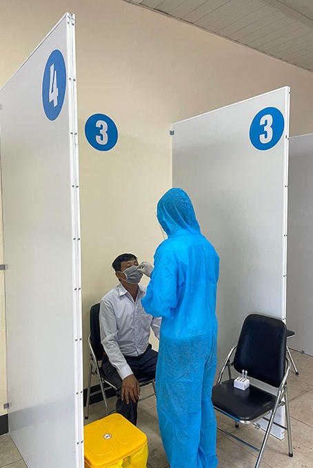 Khách được lấy mẫu test nhanh tai Cảng Hàng không quốc tế Cam Ranh.