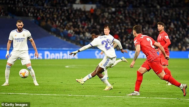 Đánh bại Sevilla, Real Madrid giữ vững ngôi đầu bảng La Liga