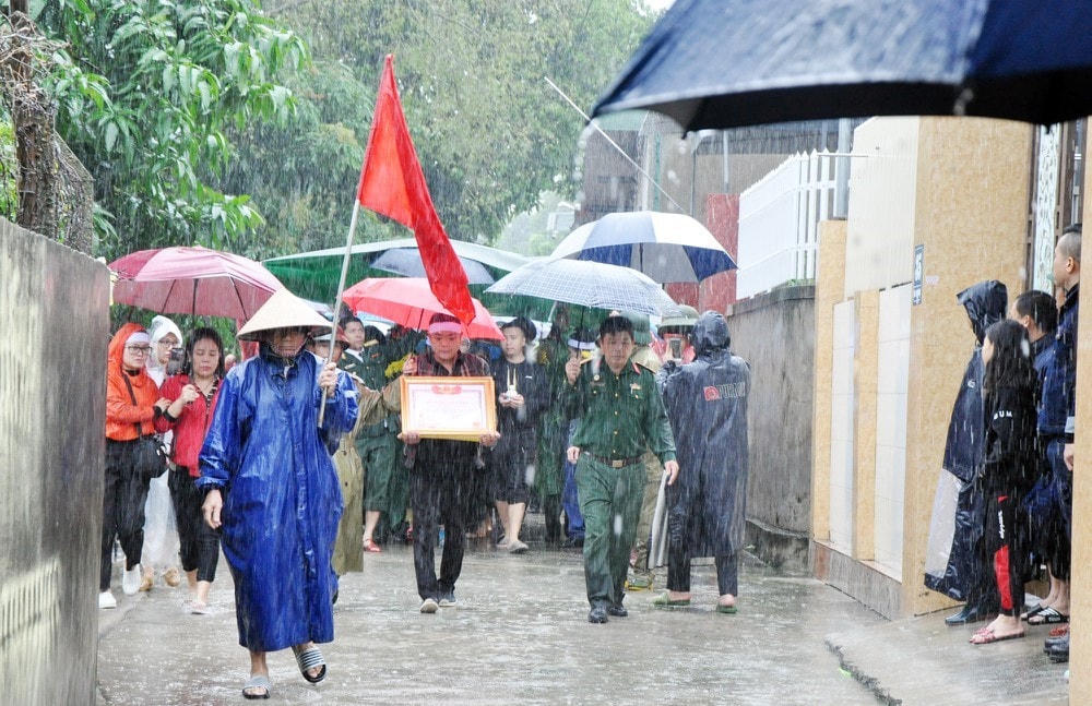 Sáng 19/10, người thân, chính quyền, đồng đội và xóm làng tiễn đưa các anh về nơi an nghỉ cuối cùng.