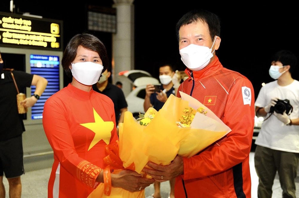 Phó Tổng cục trưởng Tổng cục Thể dục Thể thao, bà Lê Thị Hoàng Yến gửi tặng những bó hoa đẹp, chúc đoàn thể thao Việt Nam lên đường vạn sự như ý, nỗ lực thi đấu hết mình, góp phần khích lệ tinh thần nhân dân cả nước cùng chống dịch. (Ảnh: PV/Vietnam+).