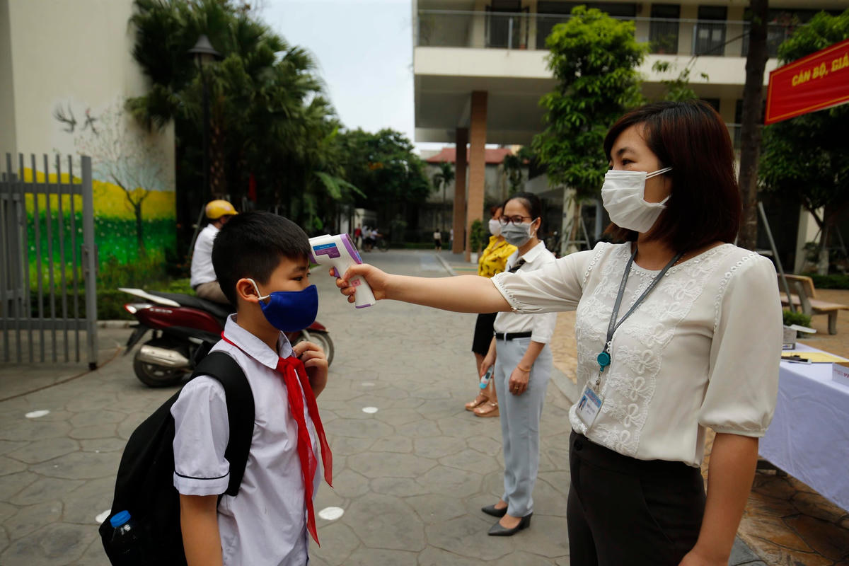 Đảm bảo an toàn mới đón học sinh trở lại. Ảnh: Quang Vinh.