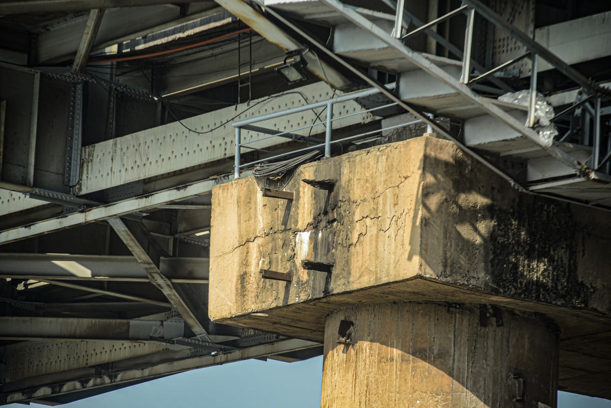 Ngay tại vị trí cột trụ cầu cũng xuất hiện nhiều vết nứt, mốc meo gây mất an toàn.