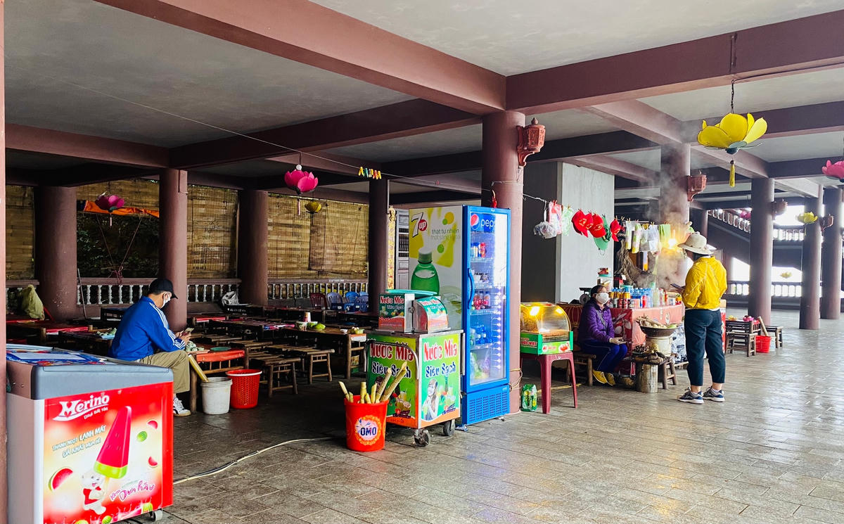 Nhiều hàng quán từ bên trong lẫn bên ngoài khu di tích Yên Tử đều vắng vẻ, ít khách.