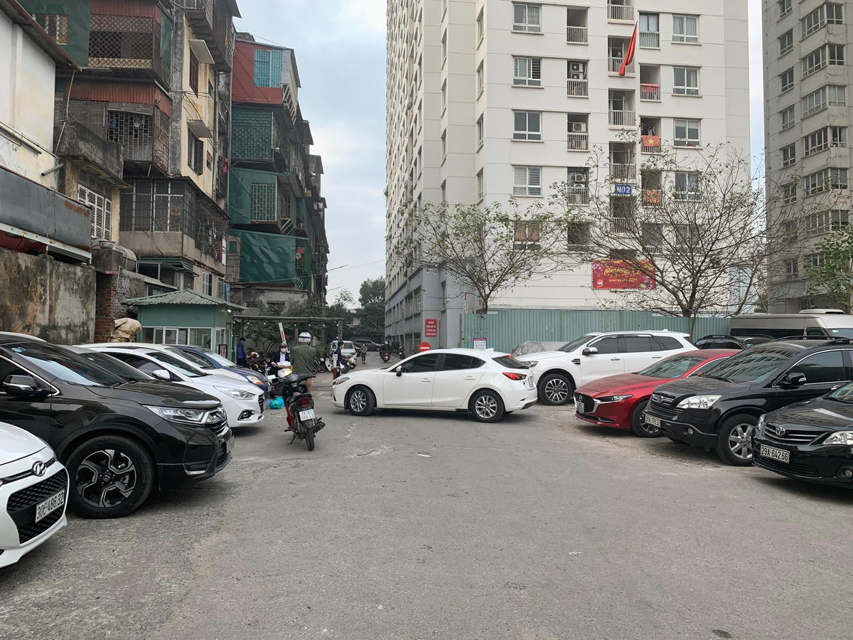 [ẢNH]: Quận Hai Bà Trưng phong toả khu vực chung cư N03 Lạc Trung 