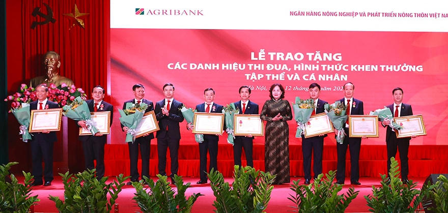 Thống đốc NHNN trao các danh hiệu của Nhà nước dành cho tập thể, cá nhân thuộc hệ thống Agribank.