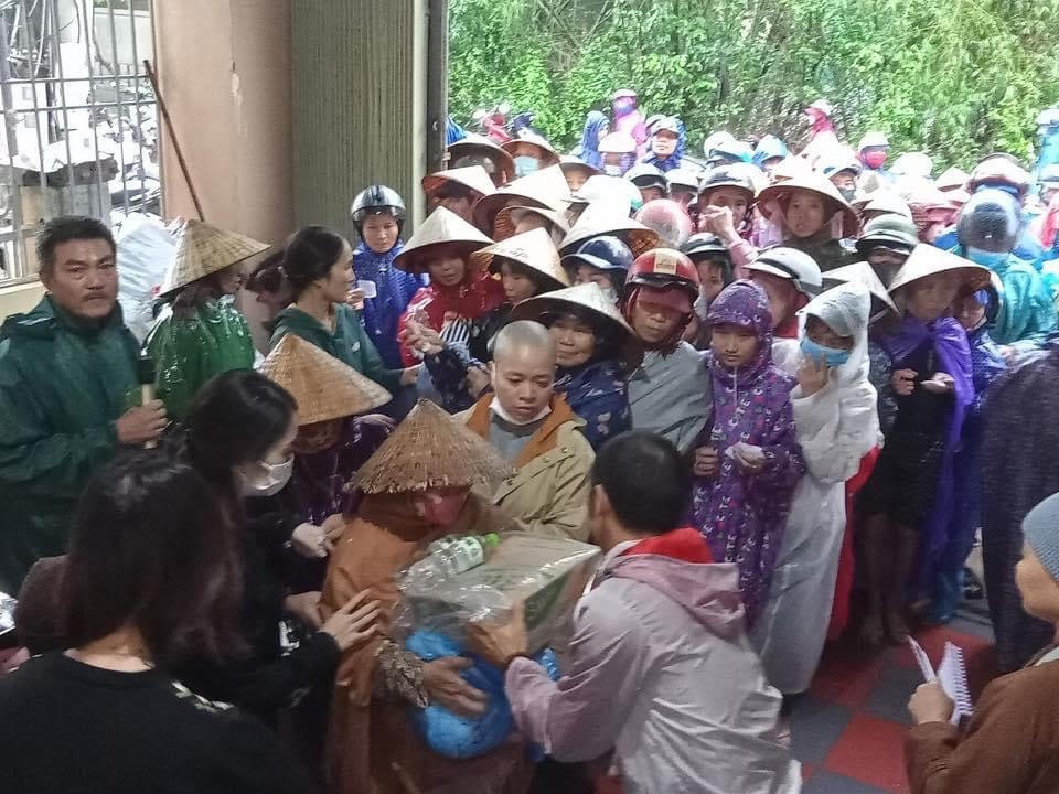 Đồng bào cả nước hướng về miền Trung với cả tấm lòng và nghĩa cử cao đẹp.
