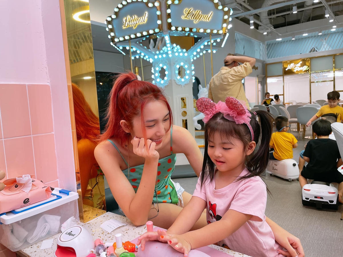 Emily thích thú khi con gái có sở thích “điệu” giống mình: “Em Bảo Uyên lần đầu được mama cho làm nail. Em tự design móng tay em lun á, mỗi móng 1 màu giống mama lun, ko hiểu giống ai mà điệu ghia”.