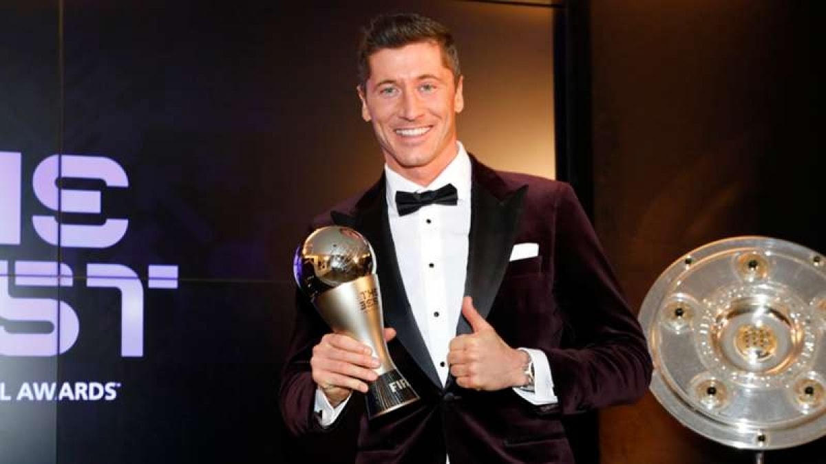Robert Lewandowski đánh bại Messi và Ronaldo để chiến thắng tại FIFA The Best 2020 (Ảnh: Getty).