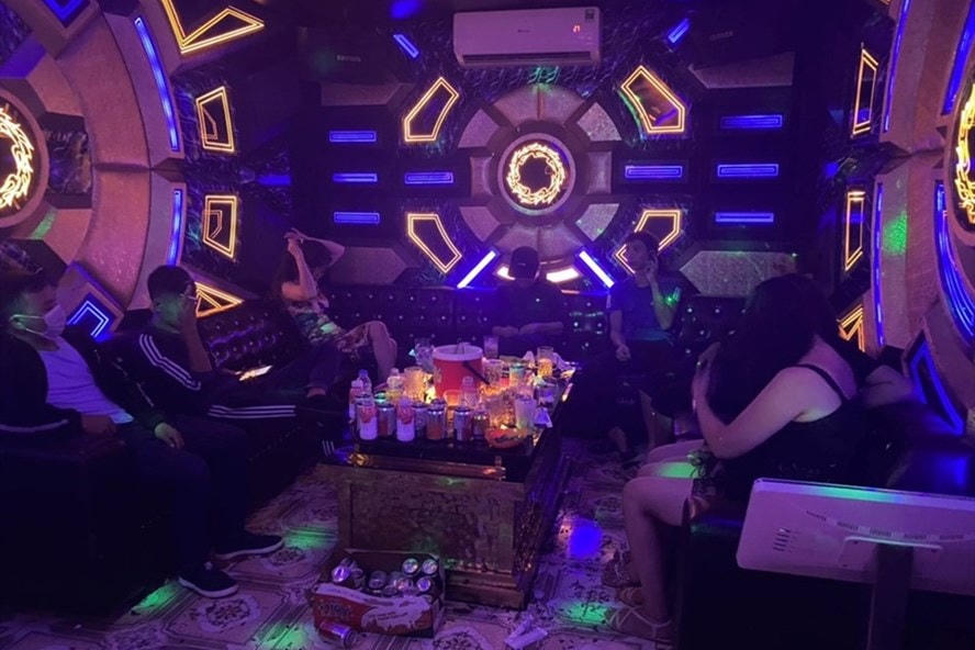 Các dịch vụ Karaoke tại khu vực cấp độ 1 được hoạt động trở lại 100% công suất.
