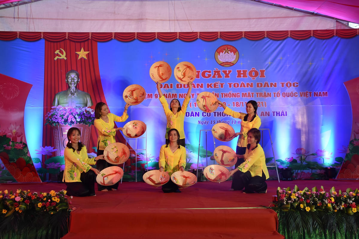 Ngày hội ở thôn Hạ diễn ra trong không khí vui tươi.