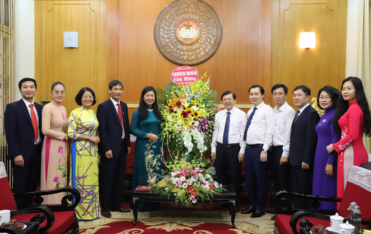 Phó Chủ tịch UBTƯ MTTQ Việt Nam Nguyễn Hữu Dũng đón nhận lẵng hoa chúc mừng từ Ủy ban MTTQ Việt Nam thành phố Hà Nội.