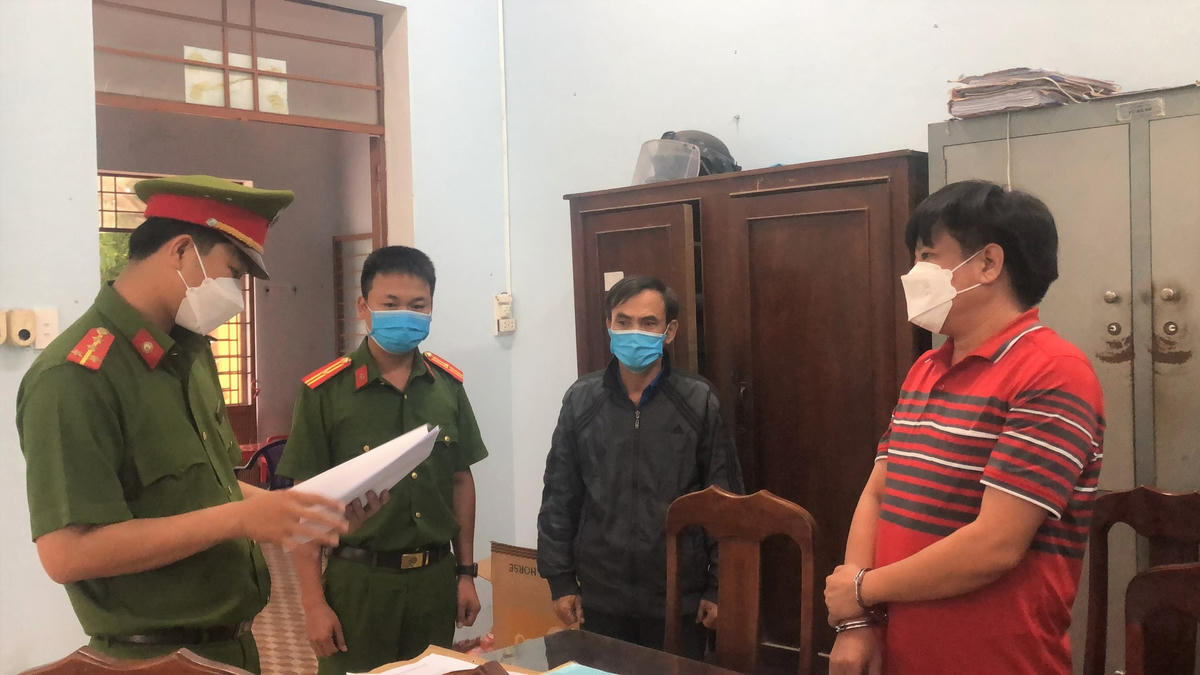 Công an huyện Thăng Bình đọc quyết định bắt Trà Thanh Phong (áo đỏ).