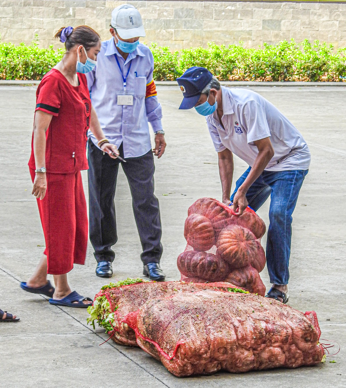 Lương thực, thực phẩm thiết yếu được cung ứng đầy đủ đến các hộ dân thông qua tổ dân phố và các tổ Covid-19 cộng đồng. Ảnh: Thanh Tùng.