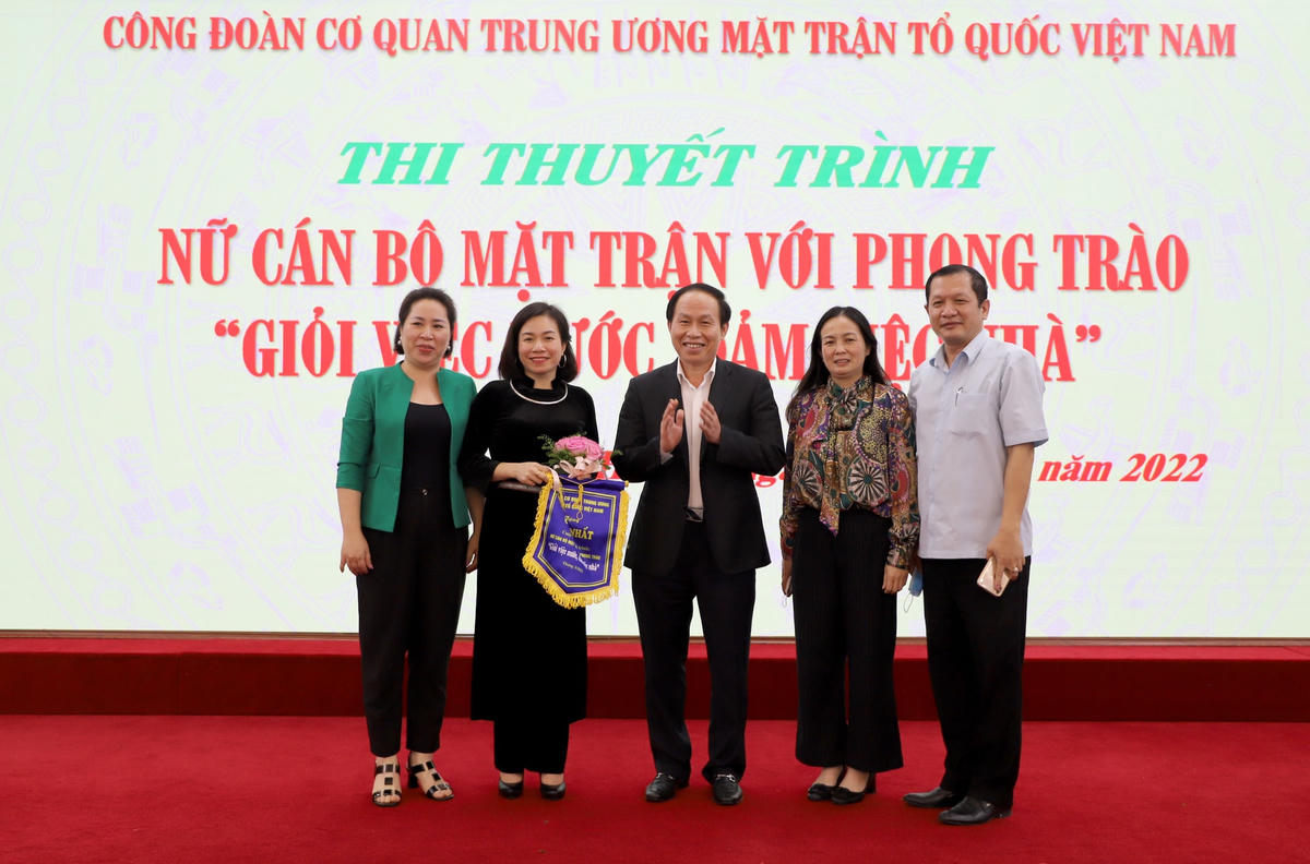 Phó Chủ tịch - Tổng Thư ký Lê Tiến Châu trao Giải Nhất cho Công đoàn Ban Tổ chức cán bộ.