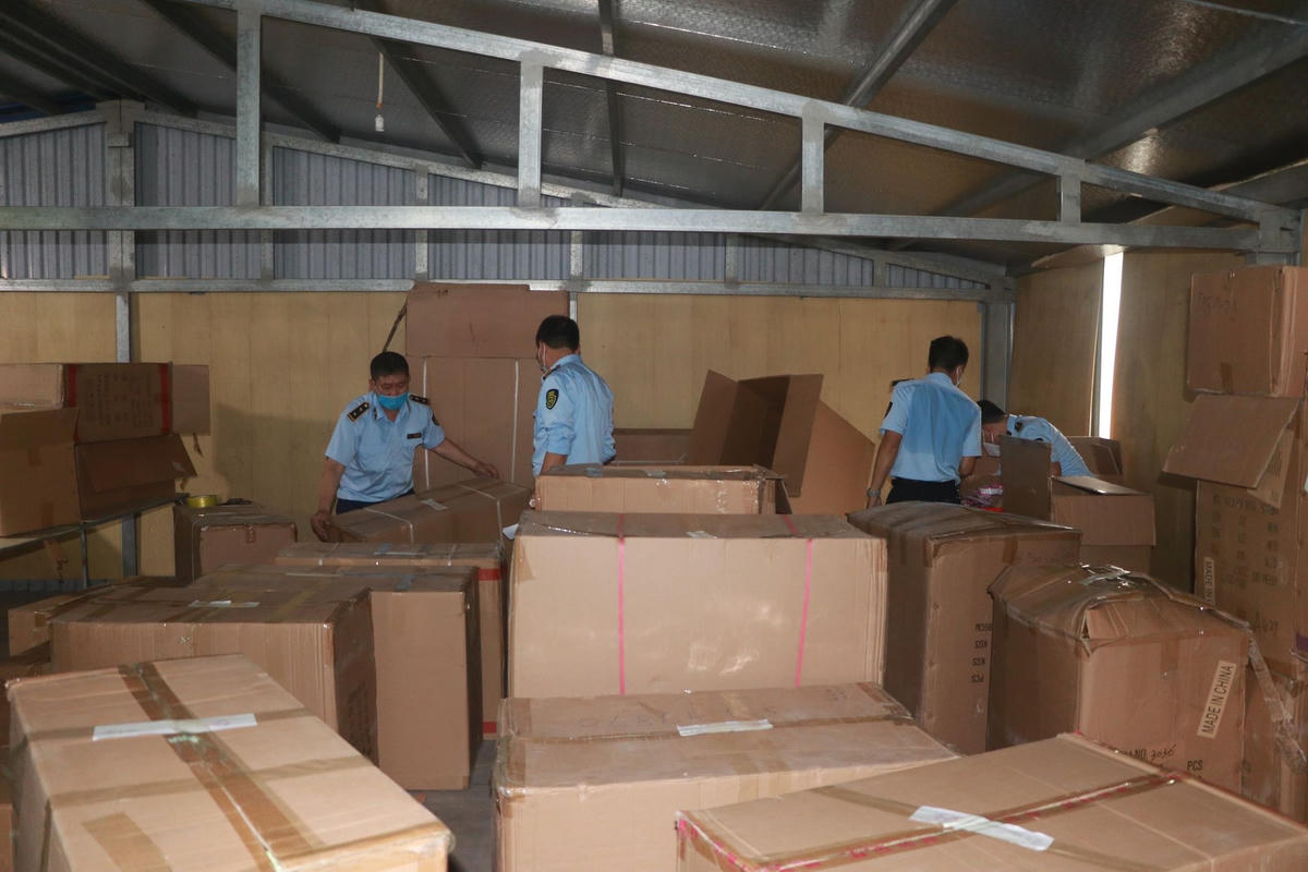 Số lượng hàng lậu được phát hiện lên tới hàng chục nghìn sản phẩm.