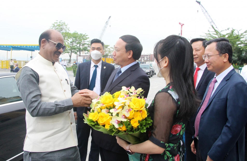 Ông Nguyễn Xuân Ký chào mừng ông Om Birla, Chủ tịch Hạ viện Ấn Độ, đến thăm tỉnh Quảng Ninh. Ảnh: QMG.