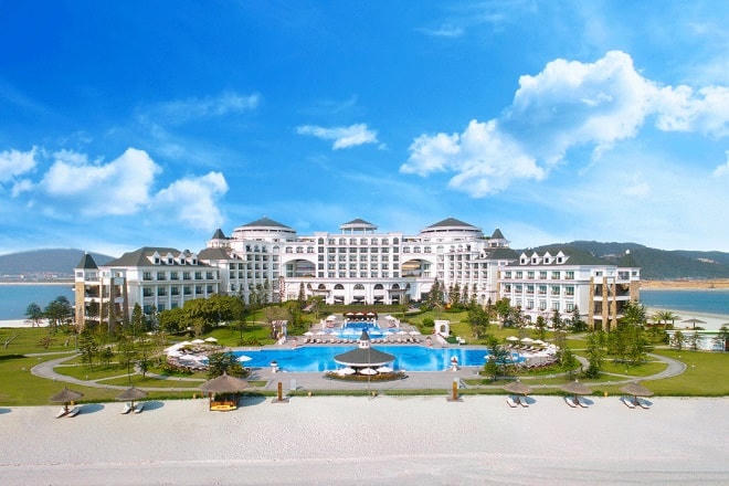Vinpearl Resort & Spa Đà Nẵng giữa bức tranh cảnh đắt giá của bãi biển Non Nước và Vinpearl Resort & Spa Hạ Long – kiệt tác giữa lòng kỳ quan.