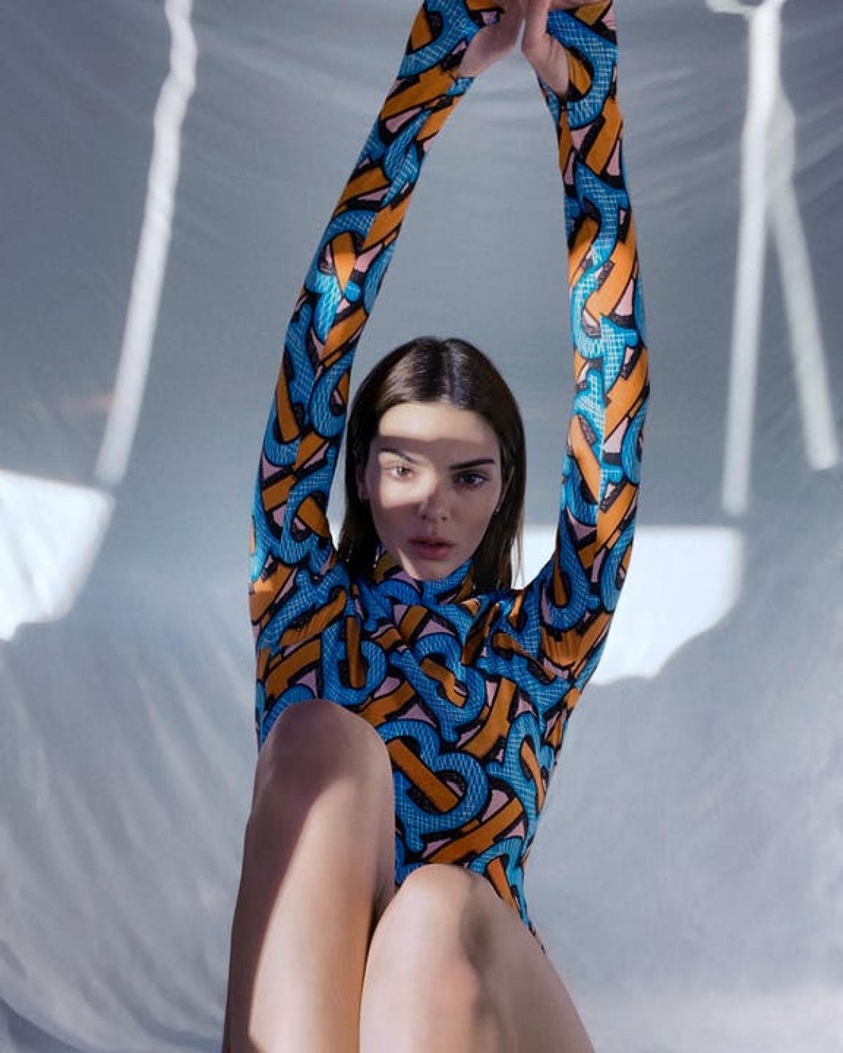   Kendall Jenner tự thực hiện những bức hình quảng bá cho bộ sưu tập mới của Burberry tại nhà. 